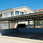 Danijela Apartment *